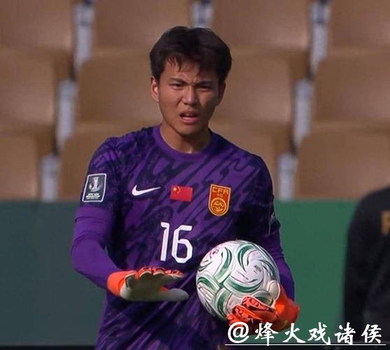 U23国门李昊回应晋级亚洲杯4强：计划有变，继续向前；队友晒门神图，快过年了给你贴上